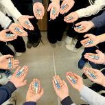 В Вологодской области «Единая Россия» вместе с детьми подготовили сувениры для участников СВО