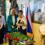 При поддержке «Единой России» в кемеровской школе установили Парту Героя