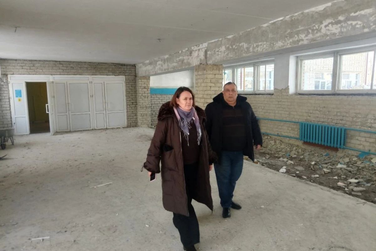 Партийный десант провел мониторинг капитального ремонта школы Вешкаймского района