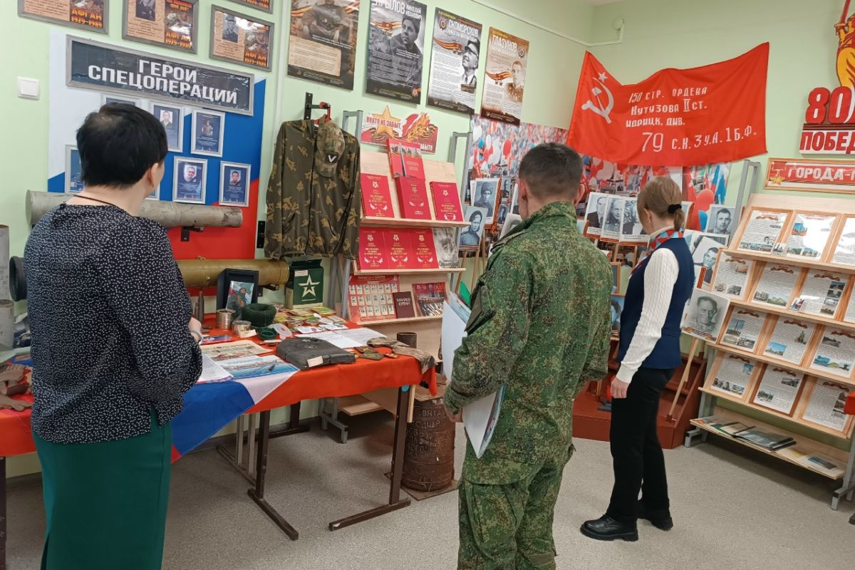 Участник СВО встретился с лысогорскими школьниками