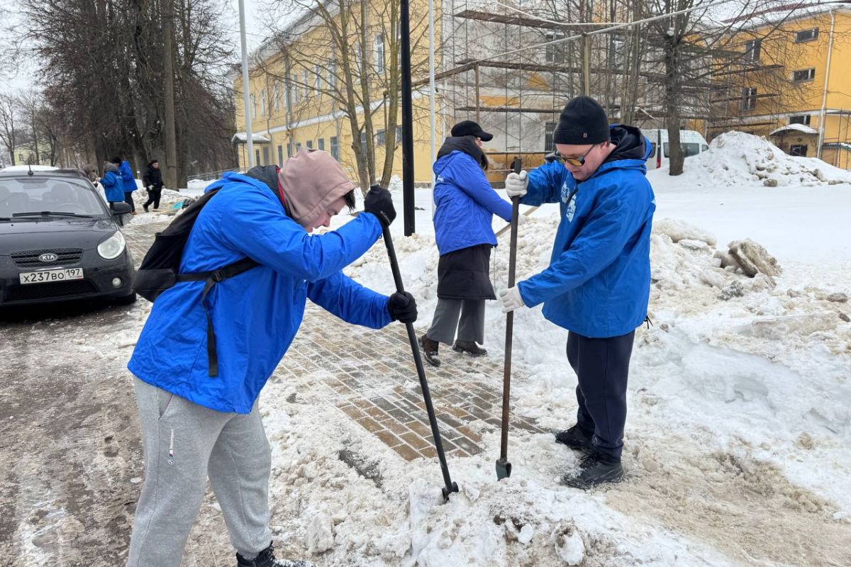 У перинатального центра стало безопаснее – в Смоленске прошёл очередной субботник в рамках проекта «Единой России»