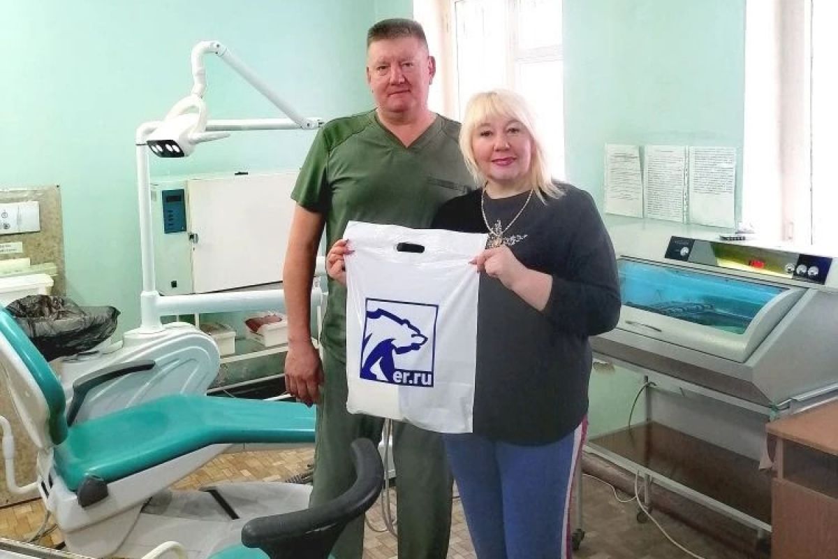 Касторенские единороссы поздравили мастеров улыбок