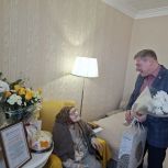 Алексей Бехер и Константин Доладов поздравили старейшую жительницу Чапаевска со 105-летним юбилеем
