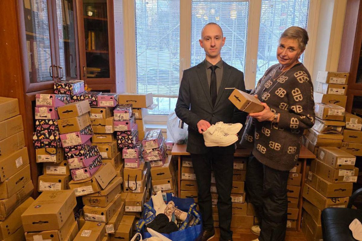 В районе Преображенское в рамках благотворительной акции семьи получают сезонную обувь