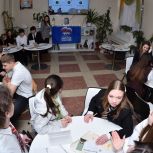 Пушкинский день: партийцы «Единой России» знакомили донецких школьников с великим поэтом