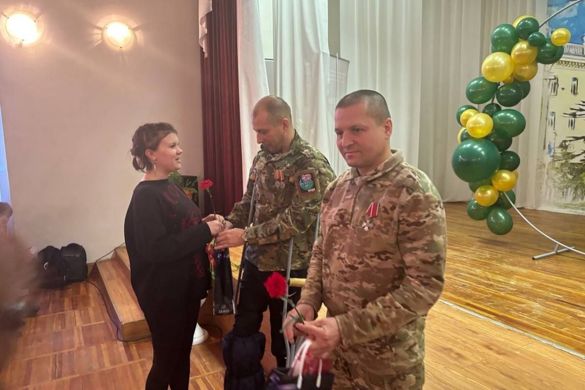 «Единая Россия» организовала для школьников Магадана урок мужества с ветеранами СВО