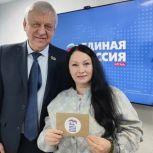 Единороссы Нягани вручили победителям викторины «Историческое наследие Югры» ценные призы
