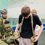 Единороссы Кировского района поприветствовали участников военизированного кросса памяти бойца СВО