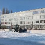 Единоросс помог с расчисткой школьного катка