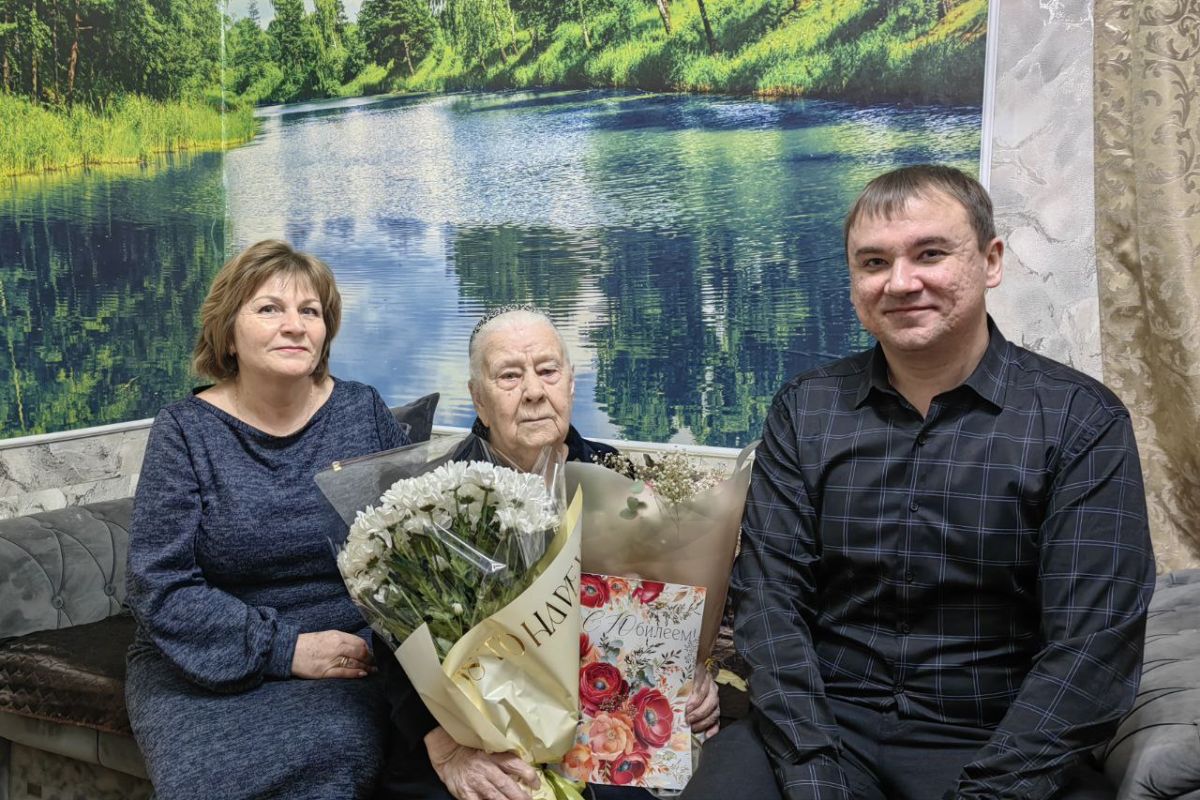 Партийцы Курского округа поздравили землячку с 90-летием