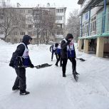 В Кемерове молодогвардейцы расчистили снег у библиотеки и санатория