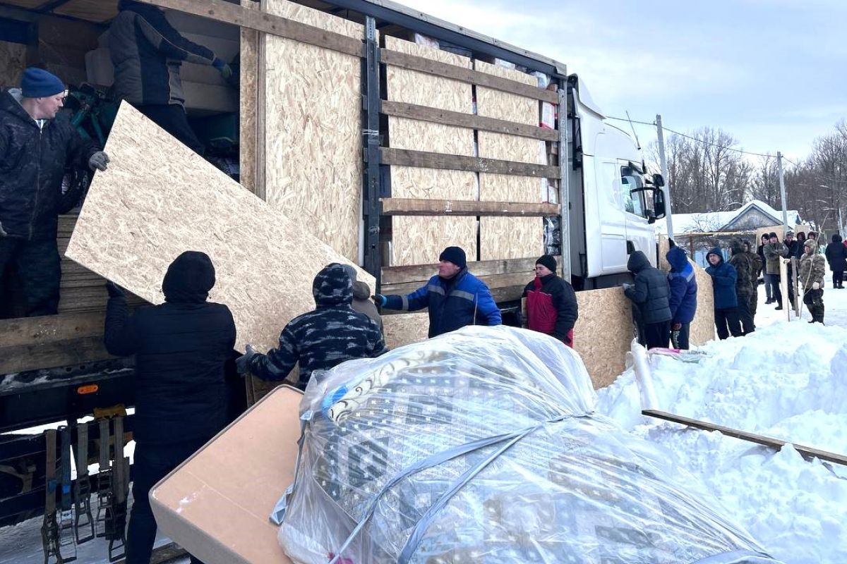 Автомобили, техника и продукты: «Единая Россия» организовала масштабную отправку гумпомощи на фронт