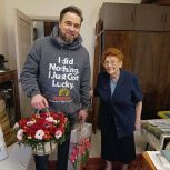 Глава муниципального округа Проспект Вернадского вручил ветерану труда знак Почётного жителя