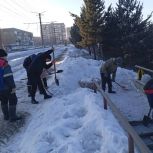 Единороссы помогли очистить лестницу в Осинниках