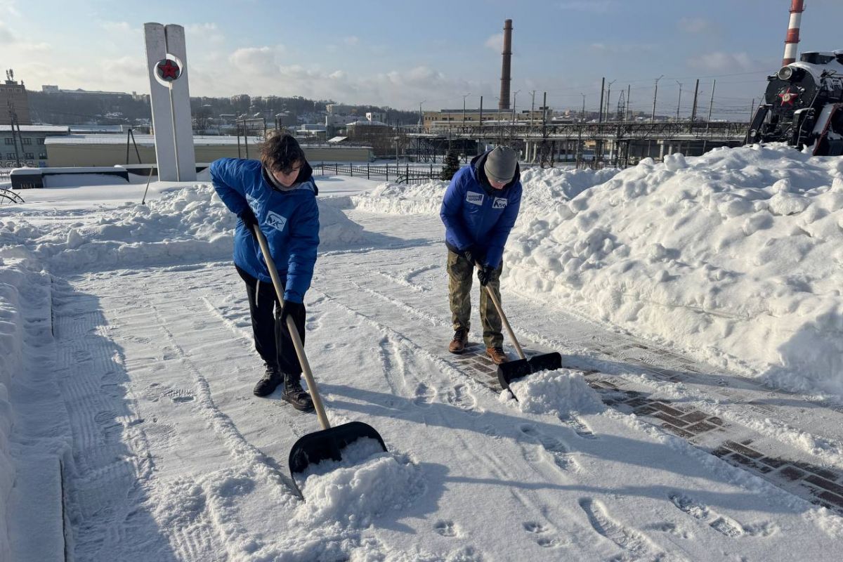 В Смоленске единороссы привели в порядок территорию у Дворца культуры железнодорожников