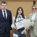 Дмитрий Жуков и Елена Чечунова наградили участников проекта "Момент истины"
