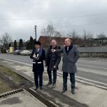 Партийный десант Единой России проверил состояние дороги в Карабулаке в рамках исполнения Народной программы партии