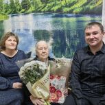 Партийцы Курского округа поздравили землячку с 90-летием