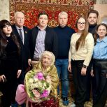 Азовские единороссы поздравили со 102-летием ветерана Великой Отечественной войны Елену Васильевну Горобец