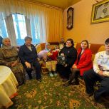 Единороссы Пыть-Яха поздравили с юбилеем ребёнка войны