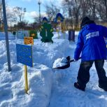 В рамках Народной программы активисты «Молодой Гвардии Единой России» помогают расчищать от снега социально значимые объекты