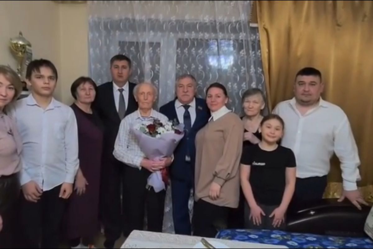 В Бавлах единороссы поздравили 97-летнего педагога Алексея Пронина
