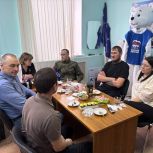 Секретарь Еманжелинского отделения партии Евгений Светлов встретился с прибывшими в отпуск бойцами СВО