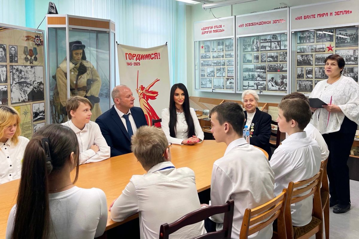 Единороссы Невского района провели встречу школьников с ветераном
