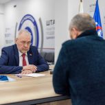 В рамках тематической недели приемов граждан по социальным вопросам с колымчанами встретился Андрей Зыков