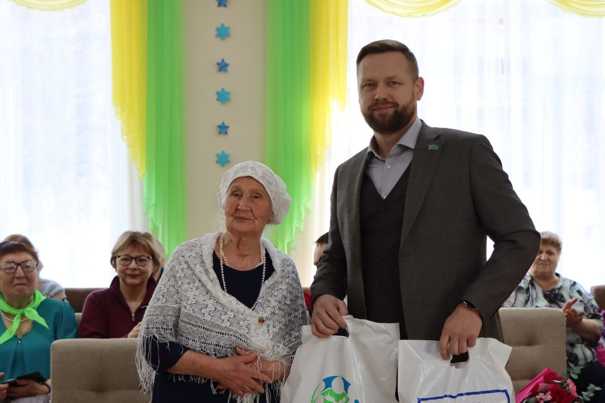 102 года мудрости и доброты: депутаты Единой России поздравили долгожительницу из Миасса