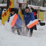 Единороссы убрали снег с территорий социальных объектов и домов ветеранов в Тверской и Липецкой областях
