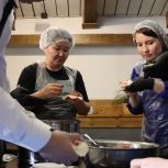 Народная кухня объединяет: депутатов «Единой России» научили лепить буузы
