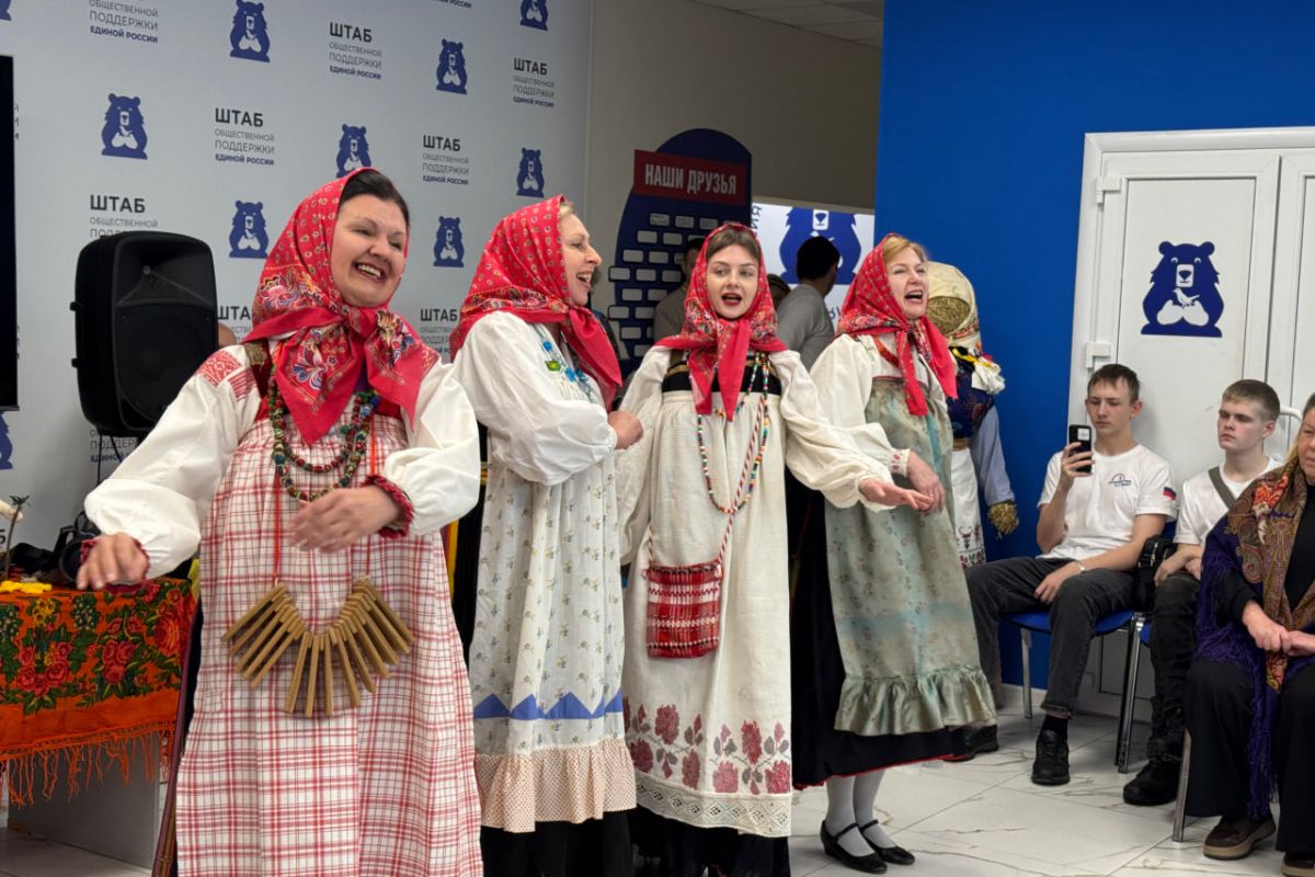 Подарки, блины и силачи