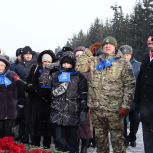 Депутаты и активисты «Единой России» в День защитника Отечества возложили цветы к мемориалам в омском парке Победы