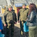 Активистки «Женского движения Единой России» испекли домашние блины для участников СВО, а еще передали им маскировочные сети и письма от детей