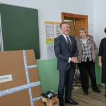 Антон Волошко передал в школу поселка Кировский интерактивную доску
