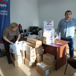 Активисты партии «Единая Россия» собирают гуманитарную помощь в рамках акции «Тепло для Героя»