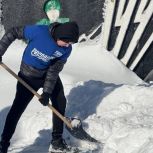 Помощь в борьбе со снегом: «Снежный десант» «Единой России» продолжает помогать жителям