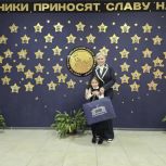Елена Павлюченко передала подарок первокласснице по поручению Главы Дагестана