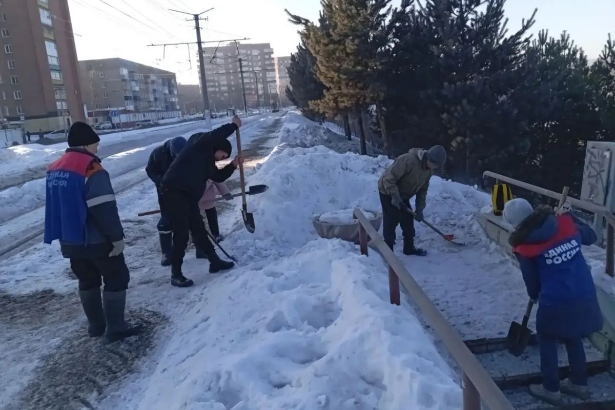Единороссы помогли очистить лестницу в Осинниках