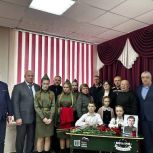 В школе Энгельса открыли парту Героя