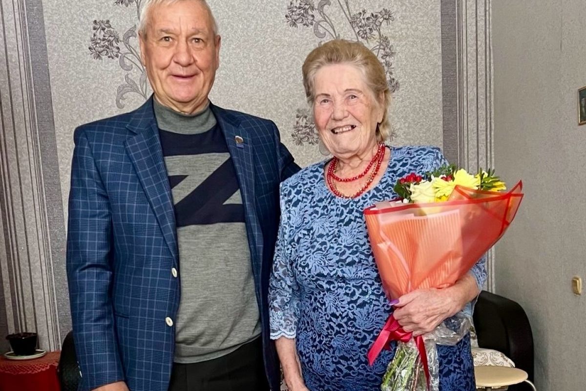 Виталий Рыльских поздравил с 85-летним юбилеем жительницу поселка Смолино