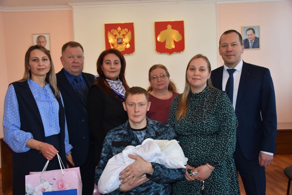 В Койгородском районе партийцы поздравили семью с рождением первенца