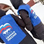 На борьбу с последствиями снежной метели вышли партийцы