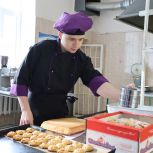 Ко Дню защитника Отечества студенты луганского колледжа передали бойцам выпечку и гумпомощь
