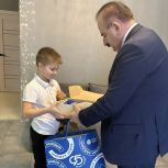 Депутат «Единой России» Бесарион Месхи передал подарки юным жителям Азова