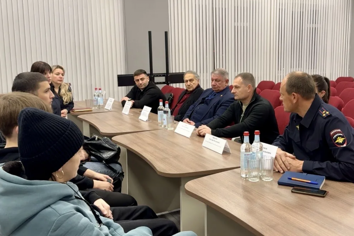 Проект «Мост в будущее» при поддержке депутата Госдумы Виктора Водолацкого и партпроекта «Детский спорт» провел встречу с молодежью