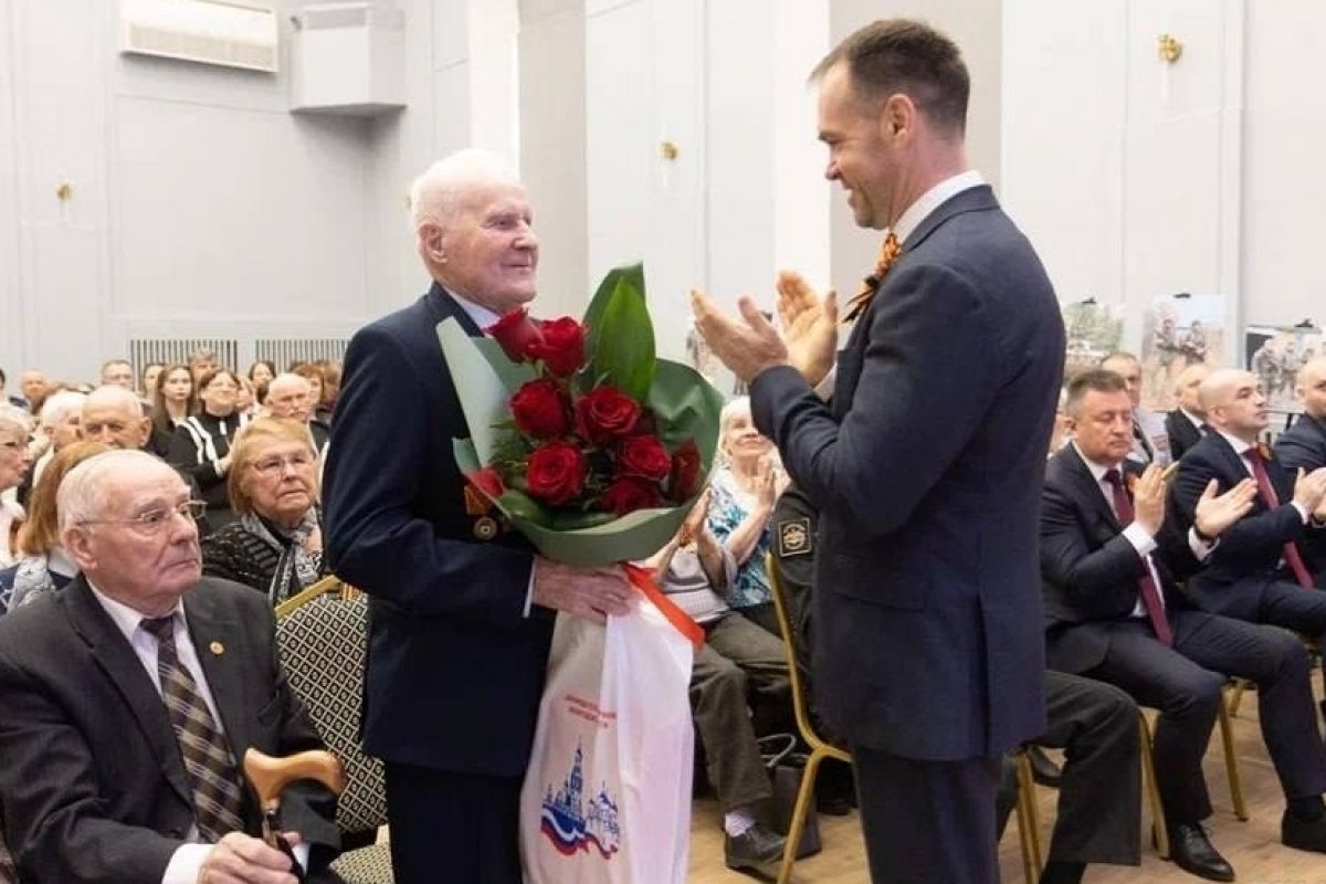 «Единая Россия» поздравила столетнего ветерана, освобождавшего Освенцим