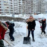 Активисты и депутаты «Единой России» помогают расчищать от снега территории садов, жилых домов и мемориалов