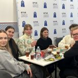 Штаб общественной поддержки стал местом тепла для мастеров льда